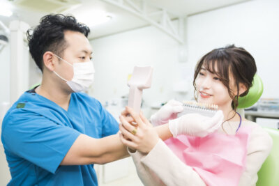 鈴木歯科クリニックでは、院長が補綴(被せ物)の専門医・指導医であり、被せ物が得意です
