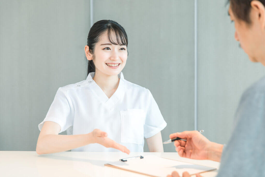 受付が案内している